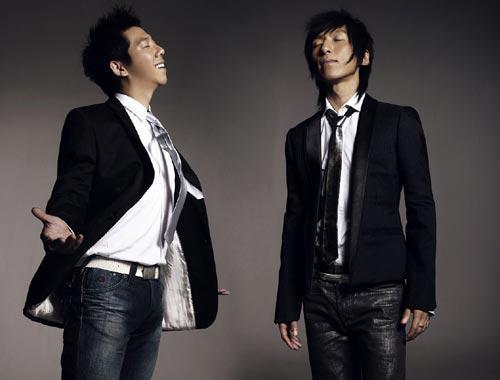 梦见与另一个自己相拥而眠，探索内心深处的镜像与自我融合