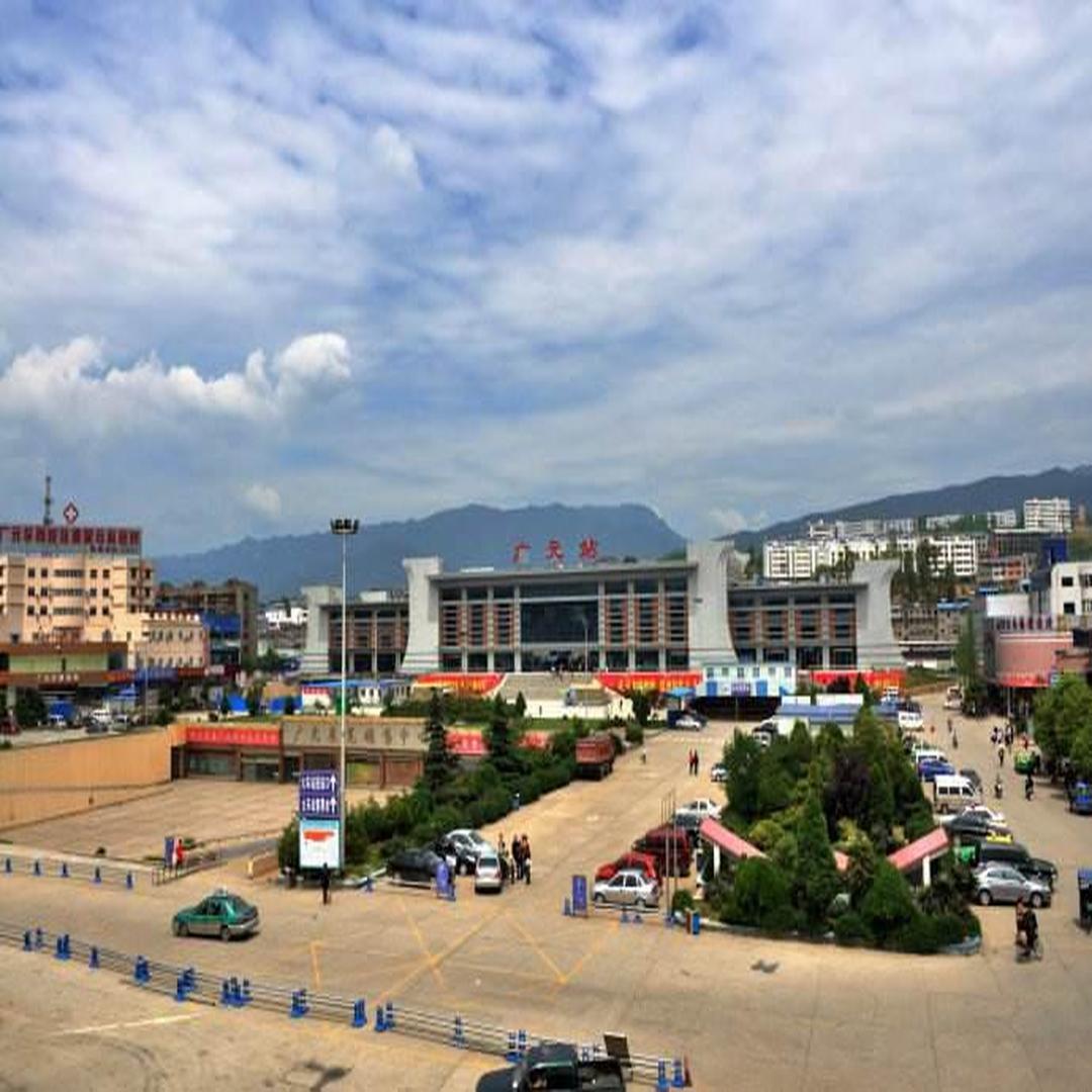 2011年1月新站房启用后,2012年11月站前广场改建前的广元站全貌