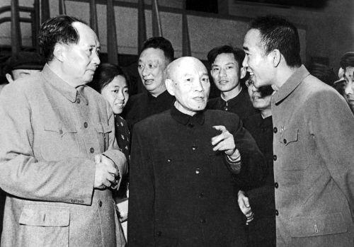 1958年，毛泽东同志在武汉大学考察