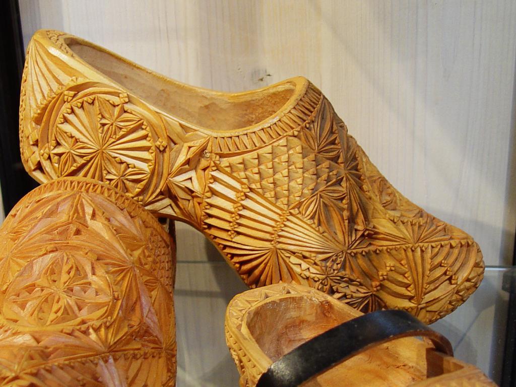 使用木材和皮革制作的手工鞋Yuxtafolk - 普象网