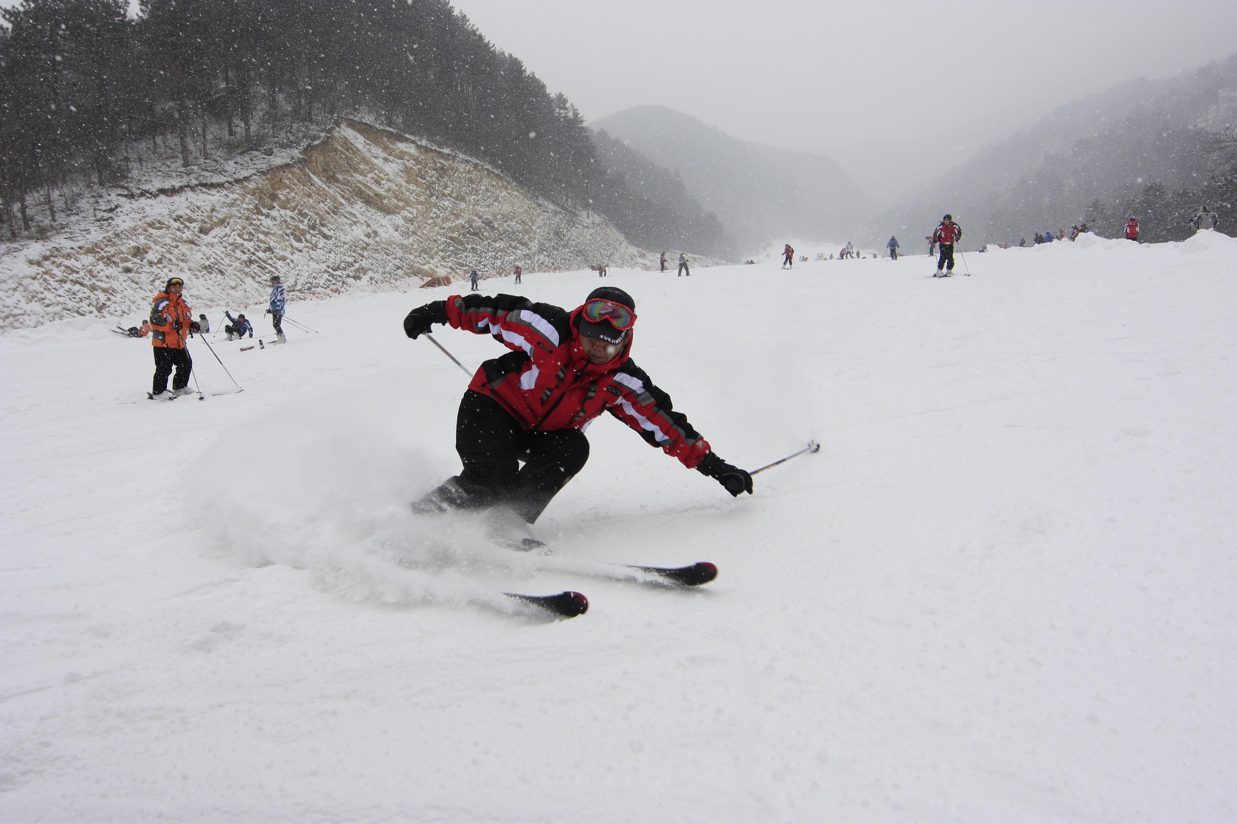 【携程攻略】杭州大明山万松岭滑雪场景点,74号双板教练真的超级可以，好看又专业，很耐心，技术很好。下次还会…