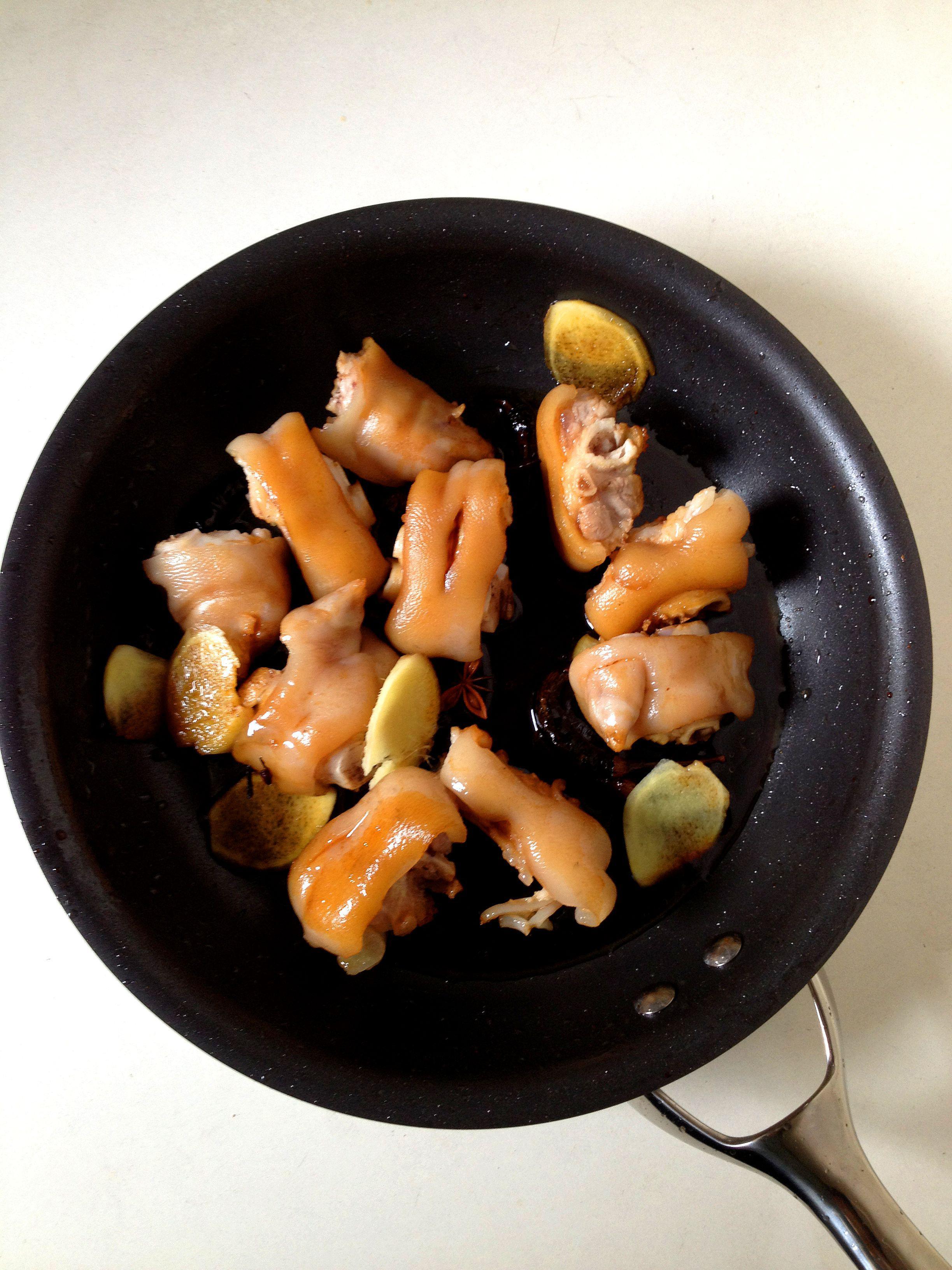 香辣黄豆炖猪蹄，软糯入味，满满的胶原蛋白_历史_百科_高压锅