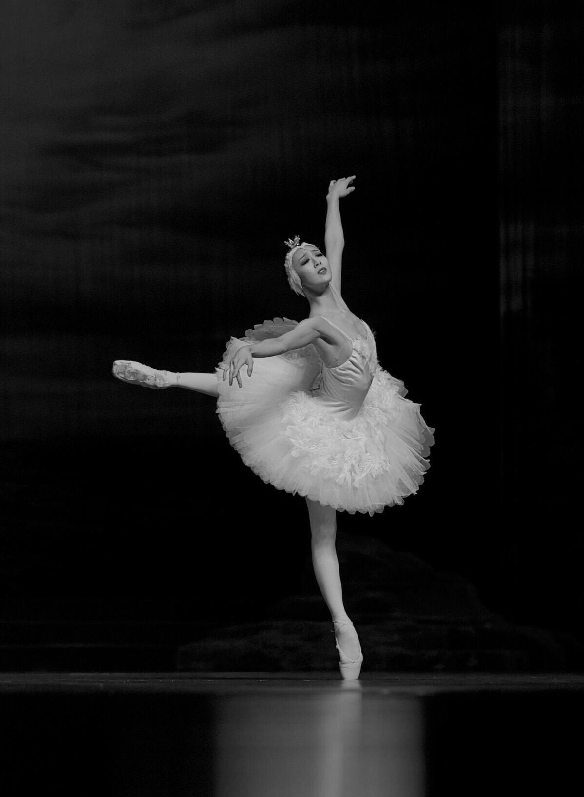 可爱的卡通芭蕾舞演员在白色背景图库矢量图作者：© Reginast777 205826360