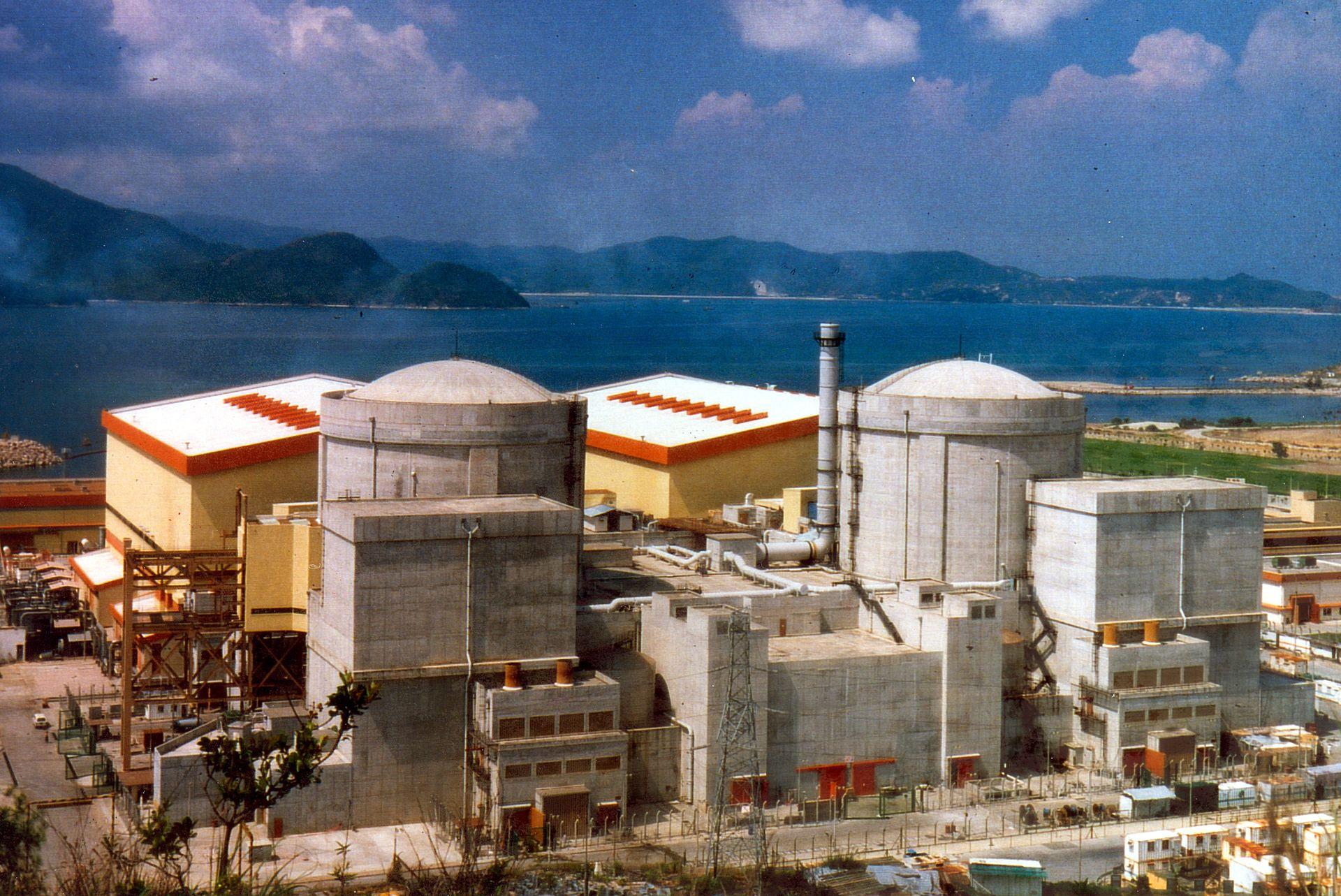 田湾核电站8号机组堆芯捕集器容器吊装就位