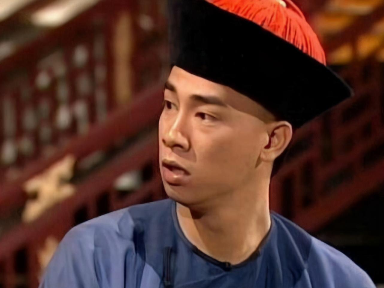 韦小宝演员陈小春配音赖皮市井之徒,精于赌术.