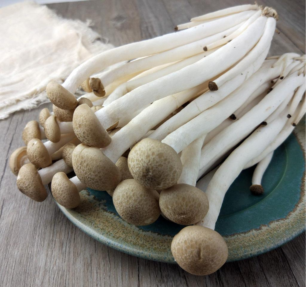 蟹味菇食用菌真菌食材生鲜摄影图配图高清摄影大图-千库网