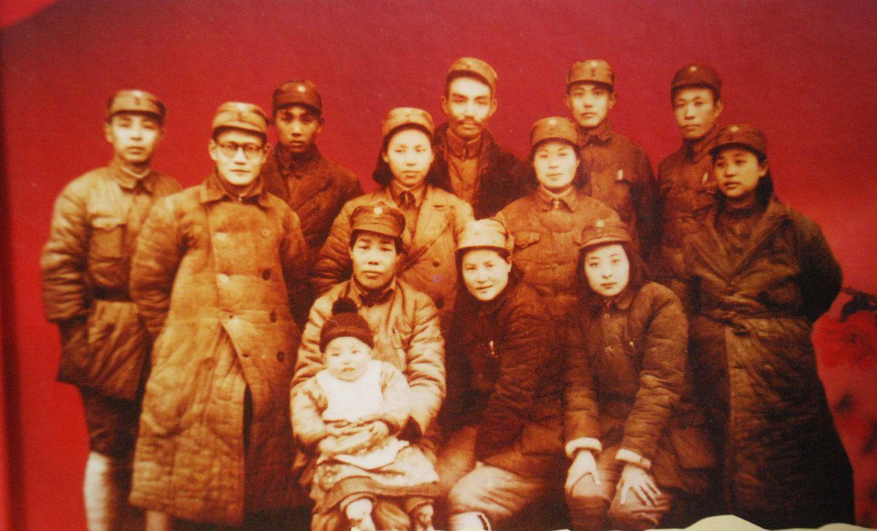 1945年7月，在反攻作战中的新四军战斗英雄和模范合影-中国抗日战争-图片