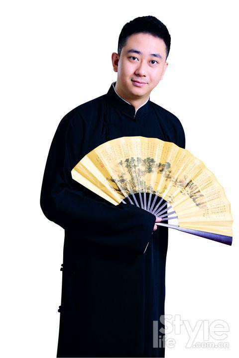 王自健期间偶尔穿插"喜剧小品"和"访谈形式的喜剧".